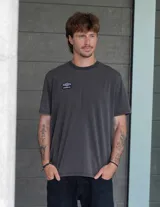 Remera gris oscuro de mangas cortas con logo de Umbro estampado en el pecho.