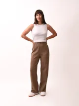 Pantalón palazzo marrón de corte ancho con cintura elástica.