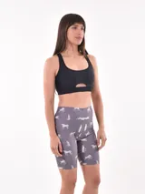 Calza corta gris con estampado de leopardos blancos.