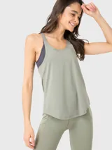 Musculosa deportiva negra de calce regular, cuello redondo y sisas amplias.