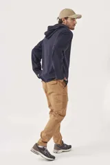 Pantalón cargo color beige con bolsillos laterales y corte ajustado.