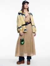 Campera bomber verde con estampado tie-dye en azul marino, cierre frontal y puños y cintura elastizados.