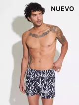 Bóxer de algodón liviano con estampado de hojas blancas sobre fondo azul marino y cintura elastizada con logo de la marca.