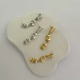 Aros colgantes plateados de acero quirúrgico hipoalergénico, con tres piezas martilladas con textura.