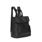 Mochila negra de cuero sintético con cierre superior y bolsillo frontal con logo de la marca. Tiene asa de mano y correas ajustables para los hombros.