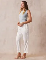 Pantalón de lino color blanco, marca Cable & Gauge, con pretina ancha elastizada, lazo de ajuste, bolsillos delanteros y ruedo con botamanga.
