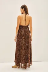 Vestido largo de gasa con lurex y estampado reptil en tonos marrones. Tiene escote en V con volados y breteles finos.