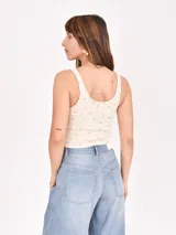 Musculosa negra de algodón con estampado de estrellas blancas.