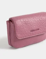 Billetera negra de cuerina con textura croco y tag metálico en relieve. Cierre con broche a presión.