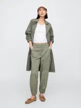 Pantalón jogger verde militar con bolsillos laterales y tobillos ajustados con elástico.