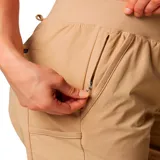Pantalón de trekking color verde oliva, con cintura elástica, bolsillos laterales con cierre y puños ajustables. Confeccionado con tejido que repele la humedad y protege del sol.