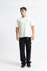 Pantalón jean negro de corte carpenter, con tiro medio, calce relajado y bolsillos laterales.