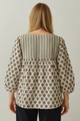 Blusa estampada con cuello en V y mangas 3/4 abullonadas.