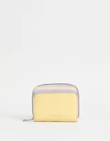 Billetera pequeña de cuerina color amarillo, lila y crema, con cierre de cremallera.