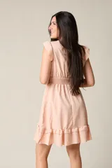 Vestido corto color salmón, con escote en V, mangas cortas con volados, cintura elastizada y falda con volados en el ruedo.