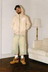 Bermuda de jean verde claro con efecto lavado, corte baggy, estilo carpintero con bolsillo lateral y tira lateral.