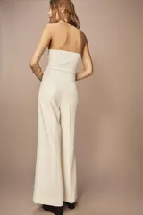Pantalón blanco de tiro alto y pierna ancha, con cierre lateral oculto.