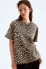 Remera oversized de punto de algodón con estampado de leopardo, cuello redondo ribeteado, hombros caídos y bajo recto.
