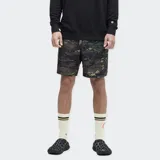 Short de entrenamiento con estampado de camuflaje, con cintura elástica y ajuste regular.