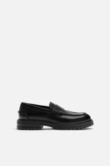 Mocasín de vestir negro con antifaz, forro y plantilla interior a tono y suela track.
