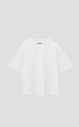 Remera blanca de corte holgado y mangas cortas.