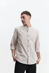 Camisa de hombre color gris oscuro, de manga larga con cuello mao y cartera abotonada.