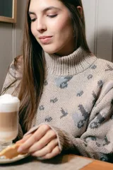 Sweater beige con cuello alto y estampado de anclas en gris.