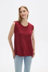 Remera azul de viscosa con cuello redondo y mangas cortas con volados. Corte holgado y largo a la cadera.