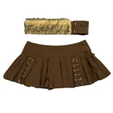 Minifalda marrón con pliegues, tiro bajo y pretina ancha de pelo sintético marrón claro removible. Presenta detalles de ojalillos metálicos con cordones en el frente y laterales.