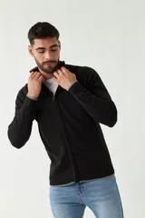 Campera tejida azul marino con cuello alto, cierre frontal y puños acanalados con detalle de línea roja.