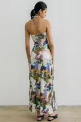 Vestido strapless con estampado abstracto multicolor, nudos en la delantera y falda larga.