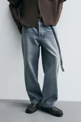 Pantalón de jean azul de corte amplio, con efecto encerado y lavado.