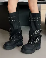 Botas negras de caña alta con hebillas y taco bajo.