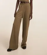 Pantalón largo marrón de corte recto, confeccionado en tejido de punto acanalado con cintura elástica ancha y superficie texturizada.