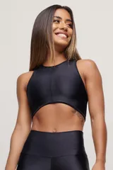 Top deportivo negro con cuello alto y espalda deportiva.
