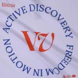 Remera blanca de algodón con logo Rivvia estampado en el pecho.