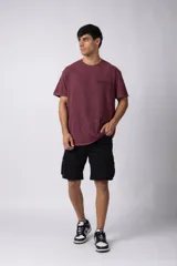 Remera gris oscuro con efecto gastado, de algodón peinado, con cuello redondo y estampado pequeño en el pecho.