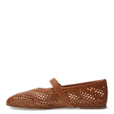 Balerina de cuero color caramelo con diseño calado de rejilla cuadrada. Presenta una tira tipo Mary Jane con hebilla metálica dorada sobre el empeine.