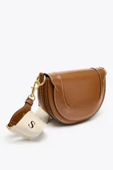Bolso de hombro ovalado negro con asa de doble tira redonda con detalles metalizados dorados. Cierre imantado y asa de bandolera extraíble con tejido a contraste. Bolso interior con cierre mediante cremallera metálica.