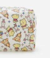 Neceser rectangular mediana con estampa de Winnie The Pooh y sus amigos, cierre de cremallera y colgante con el rostro de Puerquito.