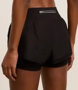 Bermuda deportiva de microfibra color blanco, corte runner con cintura elástica y forro interno.
