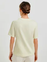 Remera marrón de algodón con cuello redondo y mangas cortas.