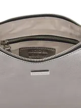 Cartera de mano color rojo charol, con correa corta desmontable y cierre superior con cremallera.