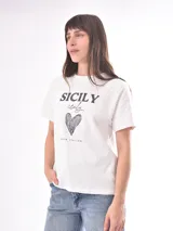 Remera rosa con estampado de labios rojos y texto con tipografía retro.
