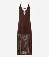 Vestido largo marrón de malla de poliéster con elastano, escote halter, espalda abierta, breteles finos y textura agujerada con forro.