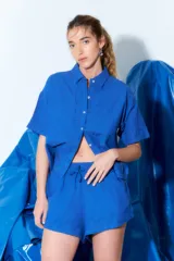 Short azul con cintura elastizada y detalle de bordes ondulados.