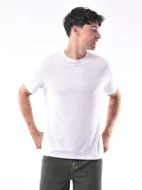 Remera blanca de corte slim fit y mangas cortas.