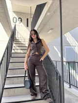 Pantalón de vestir marrón de tela barbie, corte recto y tiro alto.