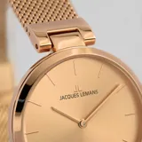Reloj Jacques Lemans de dama, modelo 1-2110L de la línea Milano. Caja de acero con acabado IP rosado de 34 mm de diámetro. Pulsera de acero con acabado IP rosado. Sumergible hasta 5 ATM.