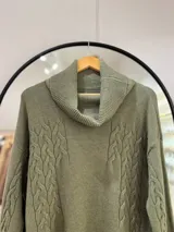 Sweater verde seco de corte recto con cuello caído, punto trenzado en la parte delantera y terminaciones en punto elástico en puños y bajo.